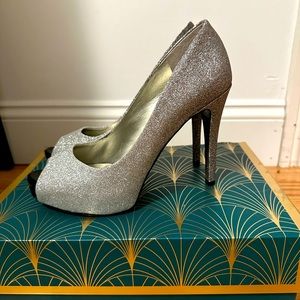 Guess silver and black pumps